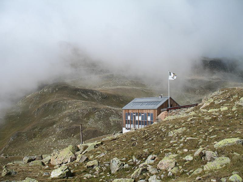 20080921_pizkesch_michi 034.jpg - Und wieder zurück bei der Hütte - wo eine feine Gerstensuppe und eine Rösti auf die hungrigen Gipfelstürmer wartet